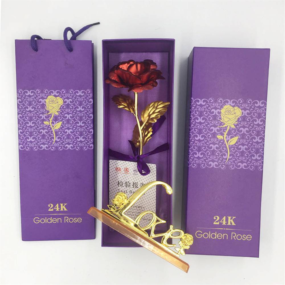 Лепестки и листья искусственной розы изготовлены из высококачественной фольги