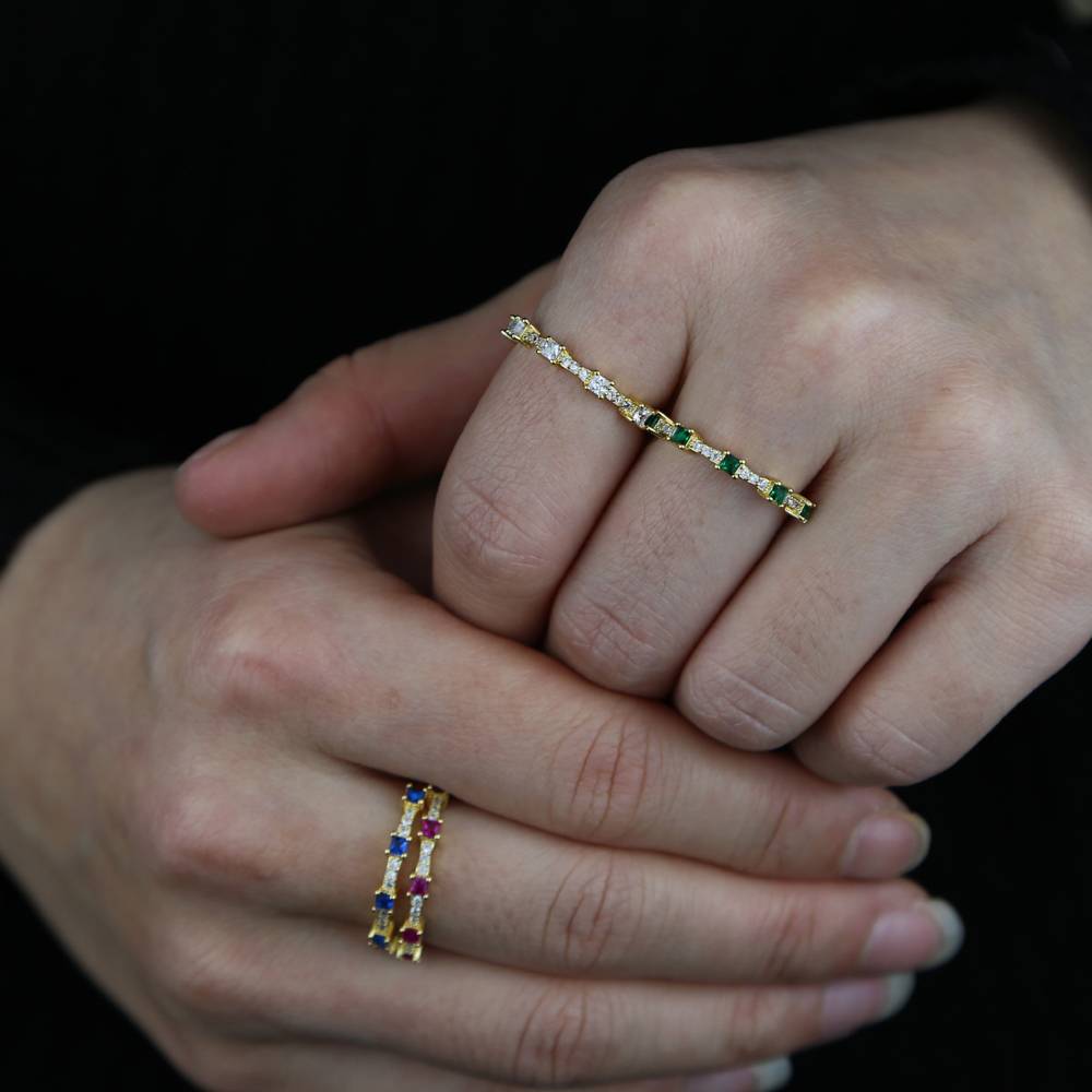 Женское кольцо с фианитом на палец кристаллами радуги белого красного зеленого